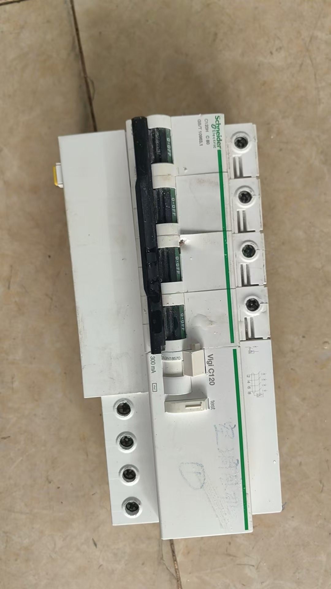 施耐德漏电开关4p80安100元。