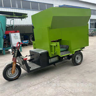 自走养殖场喂料车 养牛场饲料三轮撒料车 100头牛双侧出料投喂车