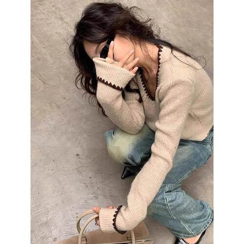美拉撞AN241031色V领短款毛衣针织女秋冬设计感德宽松软糯衫打内