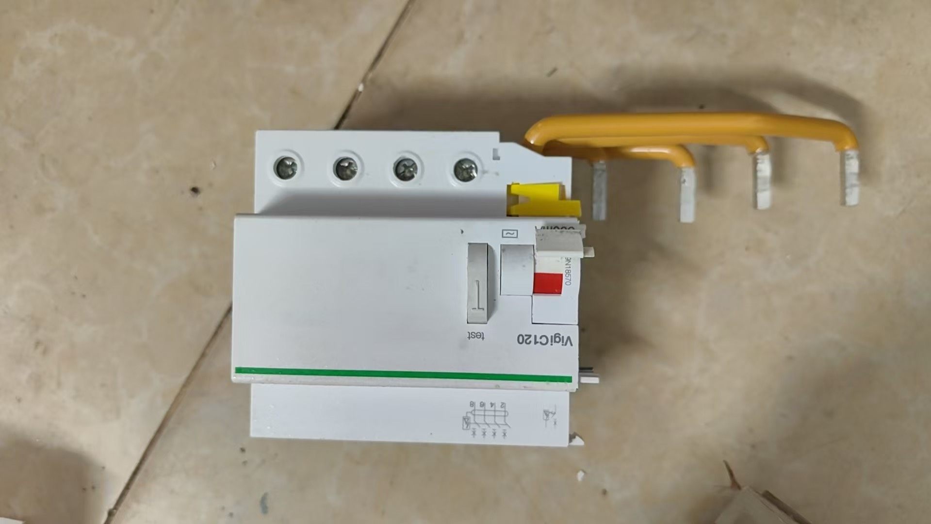 施耐德4P120漏电头180元。