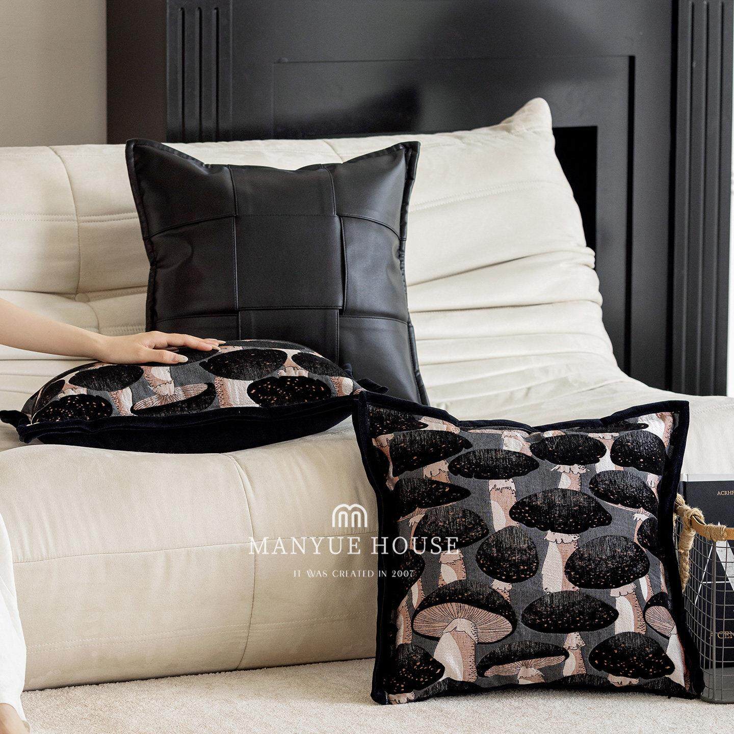蔓越家 高货 意式黑白沙发抱枕高级感PU皮质客厅靠背床头靠垫含芯