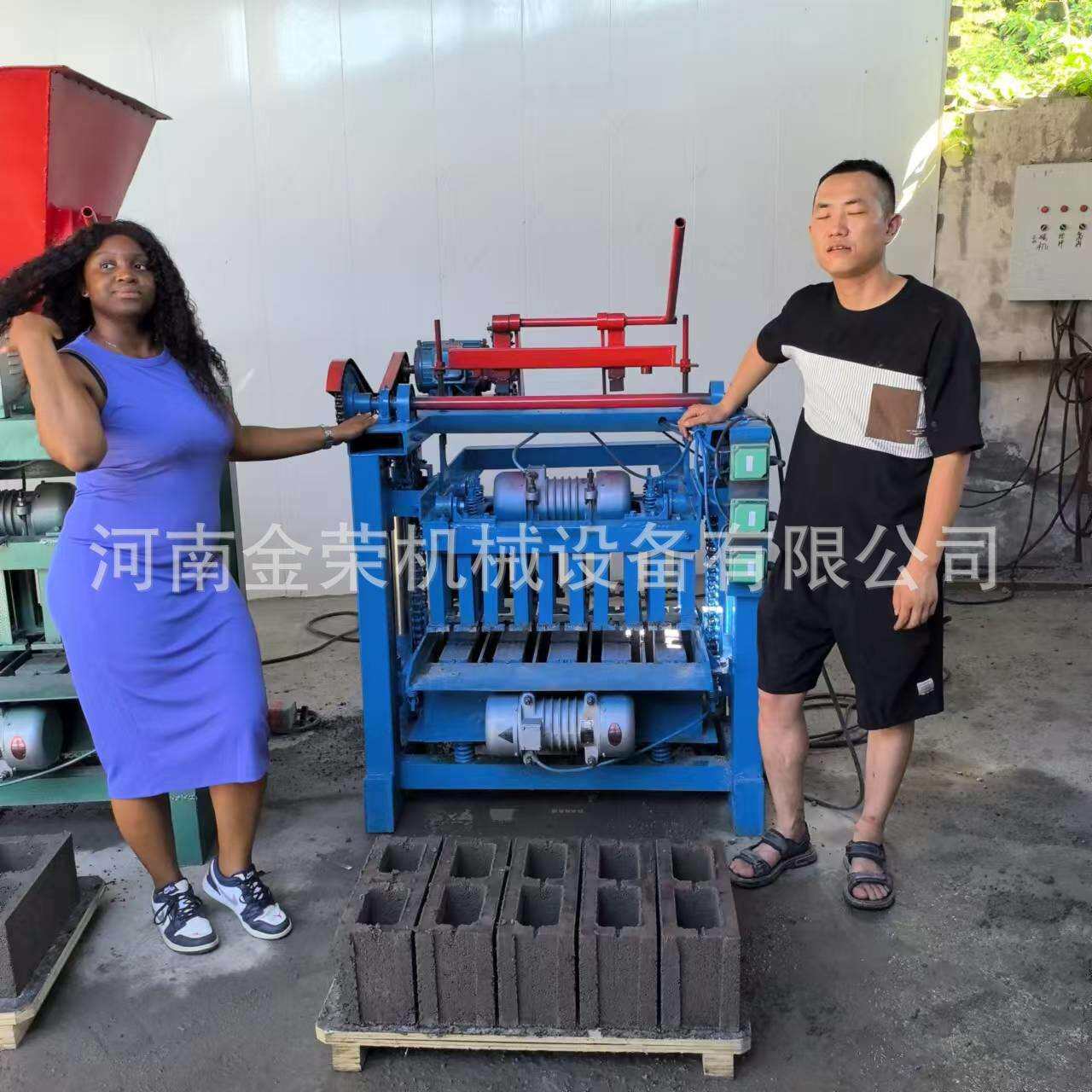 水泥路面彩砖垫块屋顶砖机厂家直供水泥免烧空心砖机生产设备