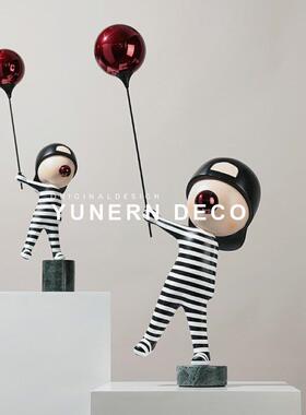简约现代气球男孩人物雕塑摆件样板房间客厅电视柜桌面软装饰品