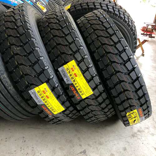 全钢卡车轮胎 1200R20 后八轮中花纹 耐磨散热性能好