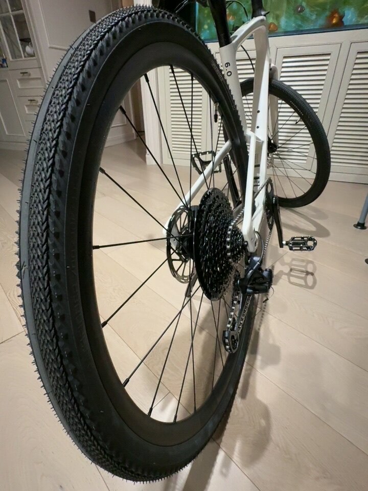 Specialized Sirrus X 6.0 — Карбоновый городской фитнес-велосипед с амортизацией photo review