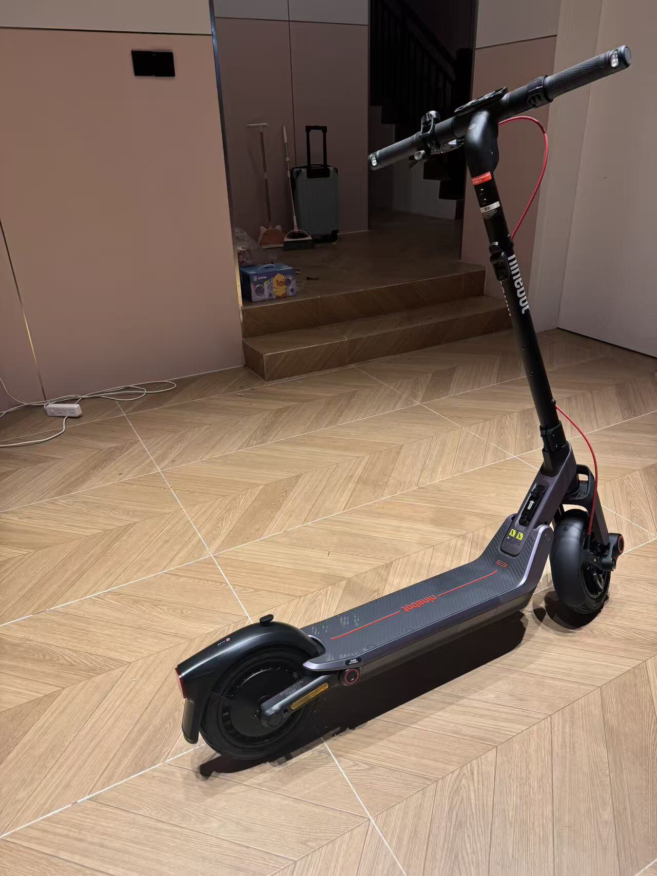 Электросамокат Ninebot E3: Улучшенная амортизация и запас хода, складной, для городских поездок и комфортного передвижения photo review