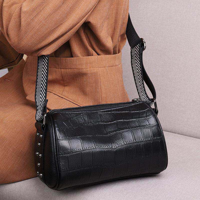 包包女2024秋冬新款时尚个性鳄鱼纹软皮枕头包单肩宽带斜挎小圆包