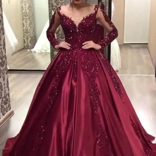 Women's single lace long dress with a long skirt and a