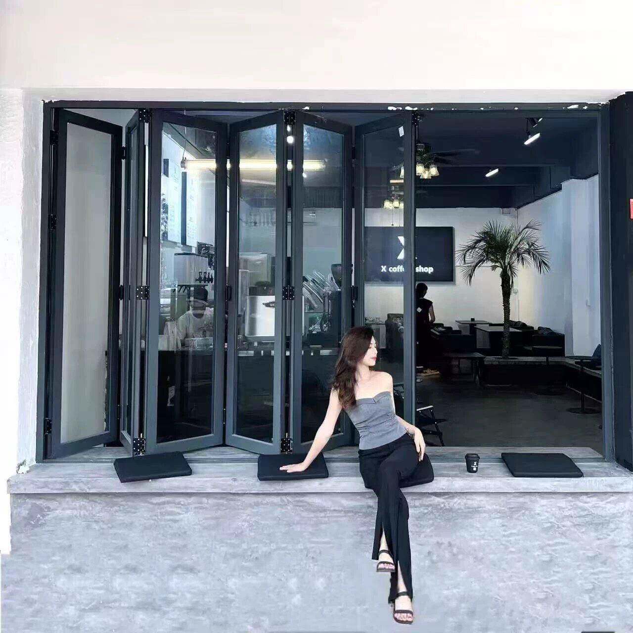 左右折叠窗铝合金厨房咖啡奶茶店开 放式吧台吊轮折叠推拉窗玻璃