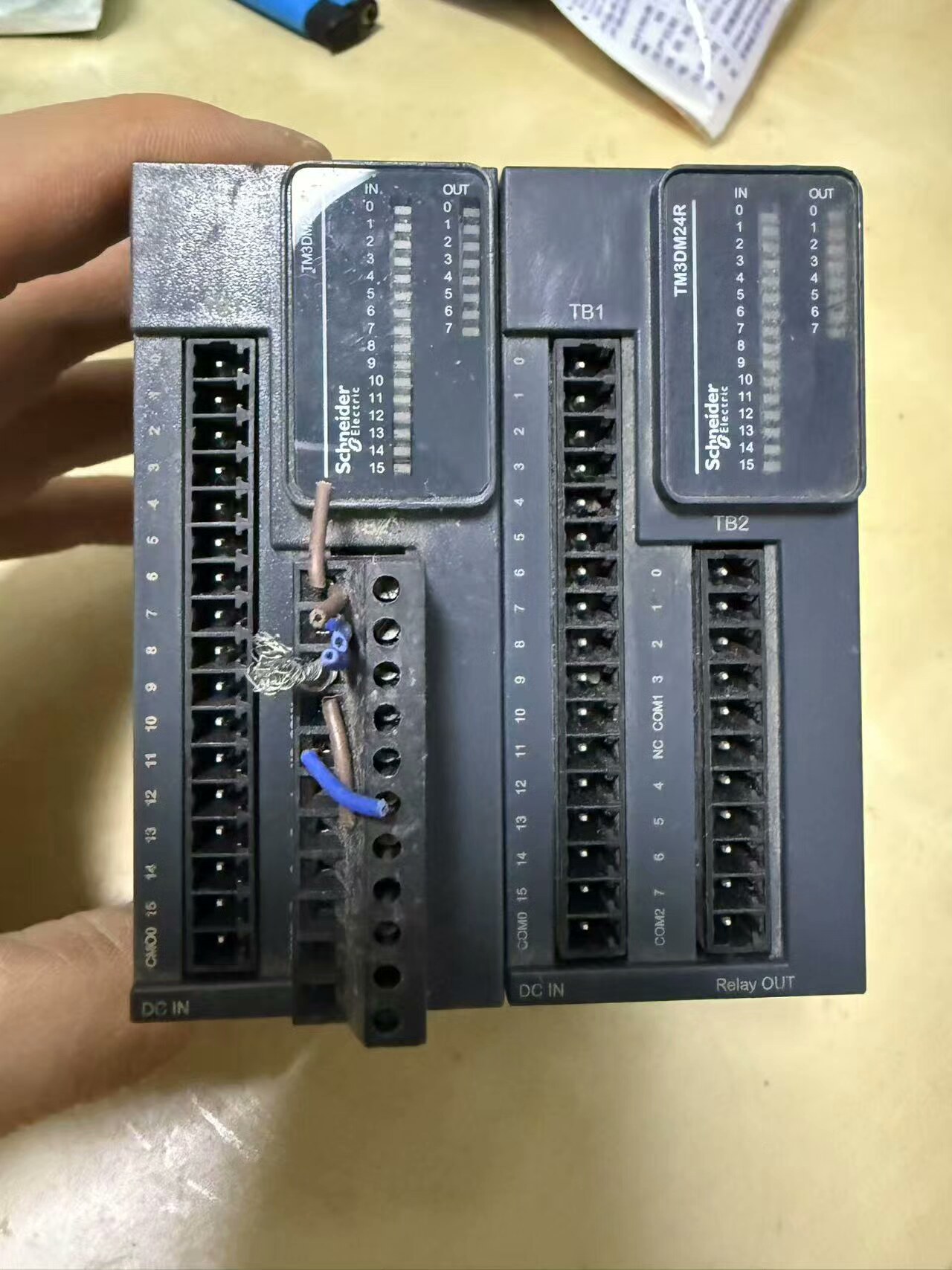 施耐德TM3DM24R，数字量扩展模块，共两块，功能包好，拆