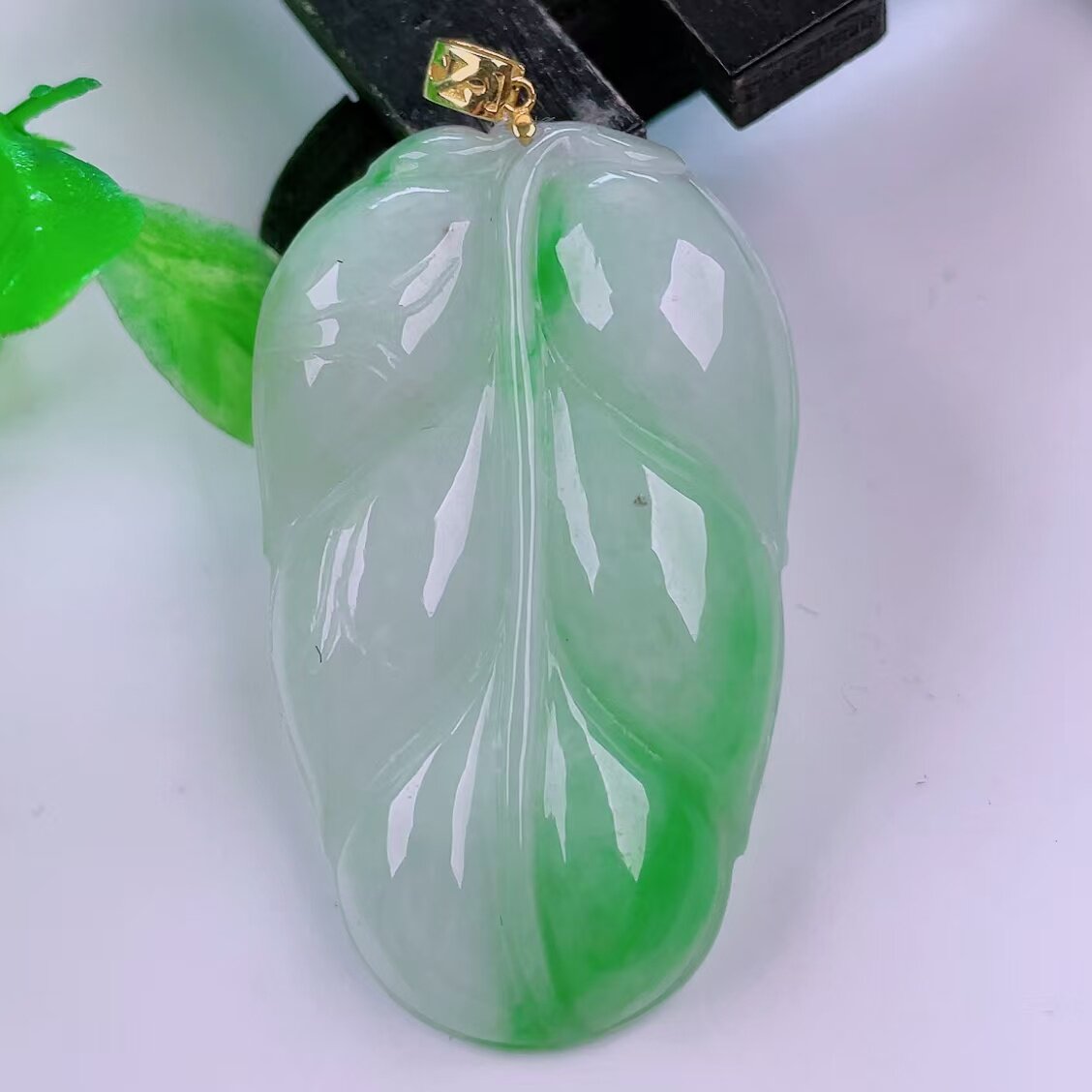 缅甸天然翡翠正品18k金扣头冰飘绿花闪拍金枝玉叶玉石吊坠10.19g