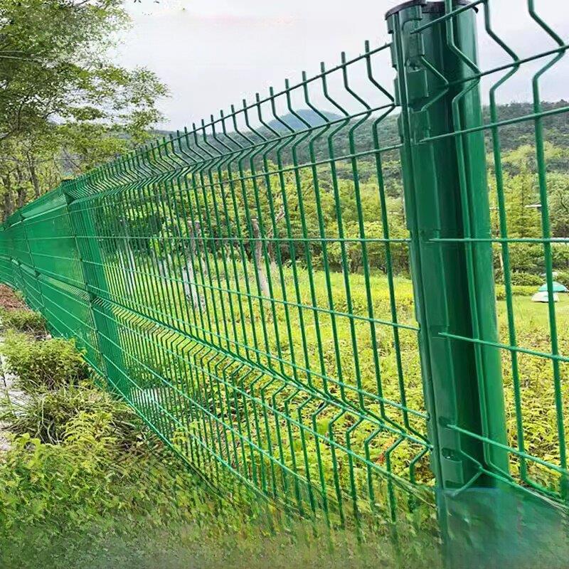 桃型柱护栏网工厂铁丝网围栏公路学校小区三折弯防护钢丝围墙栅栏
