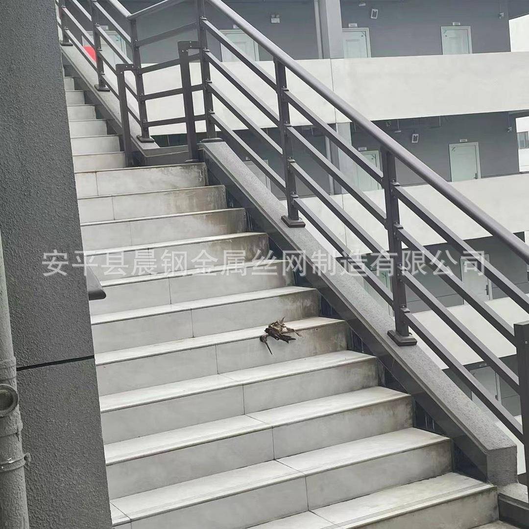 定制仿木纹楼梯护栏厂家楼房组装锌钢栏杆阳台飘窗连廊安全防护栏