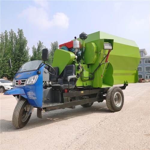 草料养殖喂料车tmr搅拌投料一体机三立方柴油撒料车