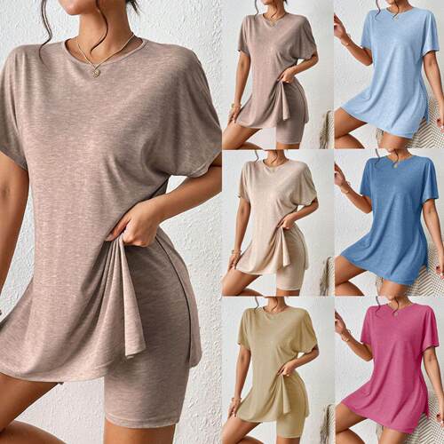 Women's two-slit T-shirt and tight shorts
