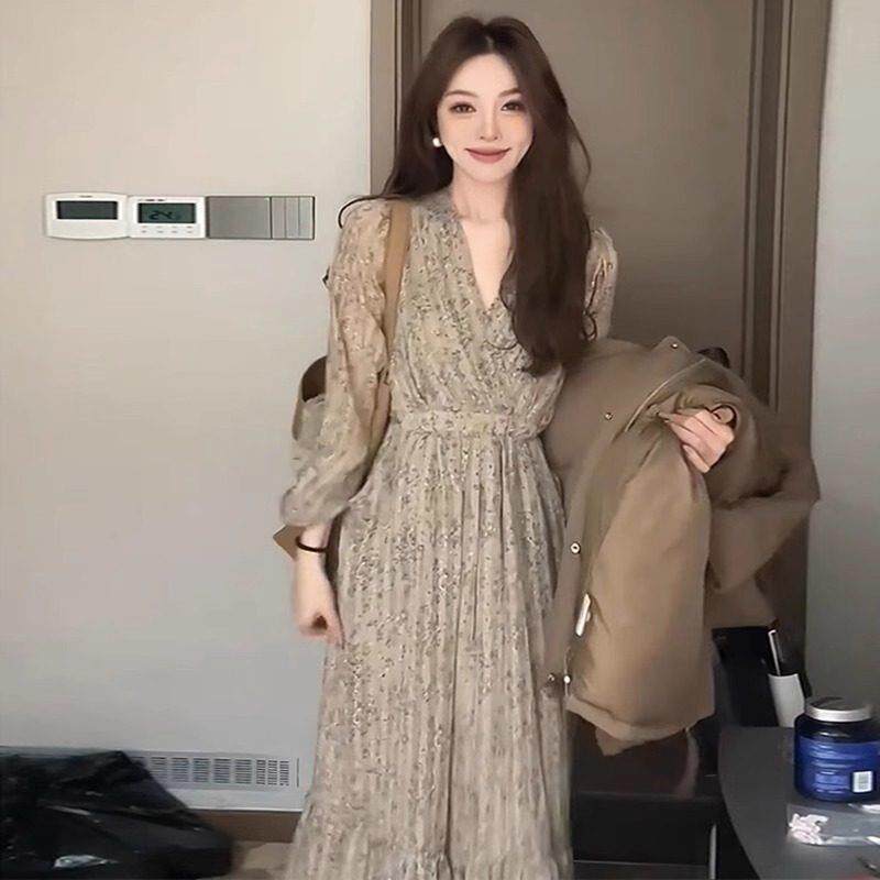 欧洲站春装女2026年新款女法式茶歇气质长裙轻熟风长袖碎花洋装