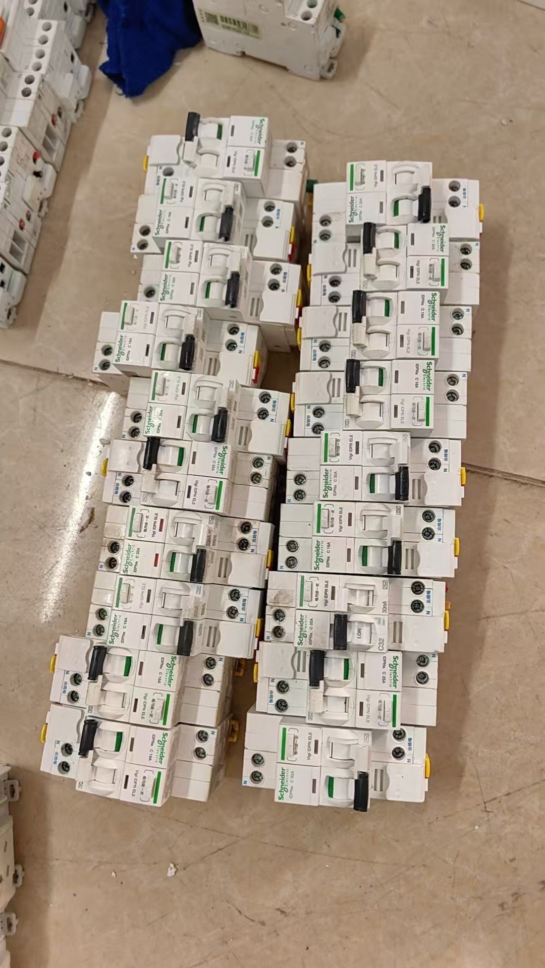 施耐德漏电保护器 型号：