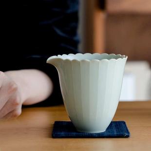 仿宋青釉线条公杯分茶器功夫茶具公道杯陶瓷手抓茶海单个高档家用