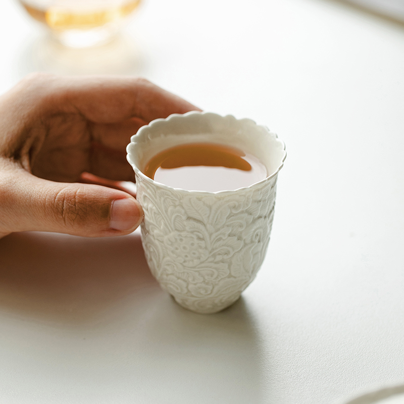 观策器隐草木灰雕花三足杯陶瓷茶杯家用主人杯功夫茶具小号品茗杯