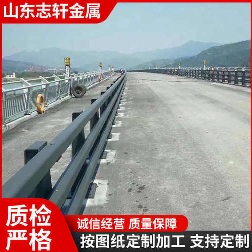 q235 山东桥梁人行道防护碳钢防撞栏杆河道现货 两侧护栏路护栏