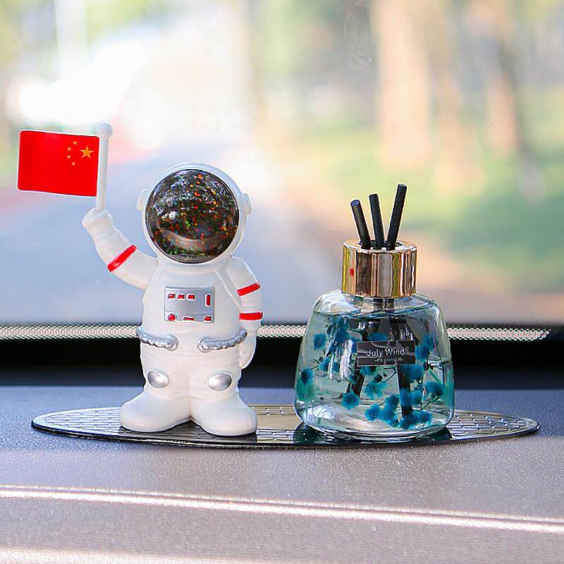 正品汽车太空阳人摆件太能摇摆车载内创意太车空饰人车内中控台装