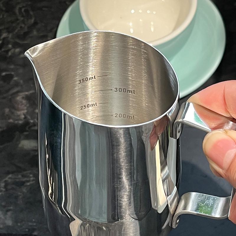 咖啡拉花缸 尖嘴带刻度拉花杯斜口专业压纹打奶泡壶奶缸450ml定制