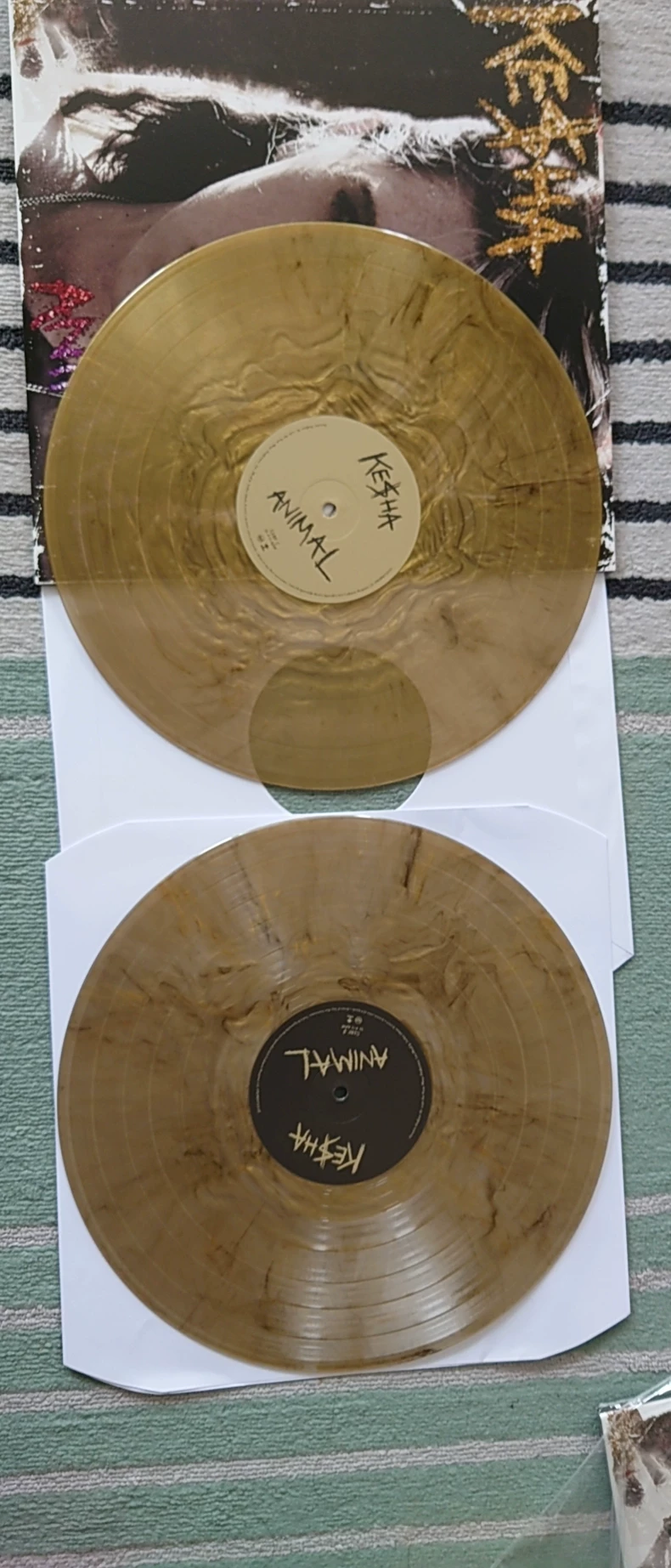 Kesha首专Animal官网烟熏黑金胶，彩胶唱片，出一张_闲鱼