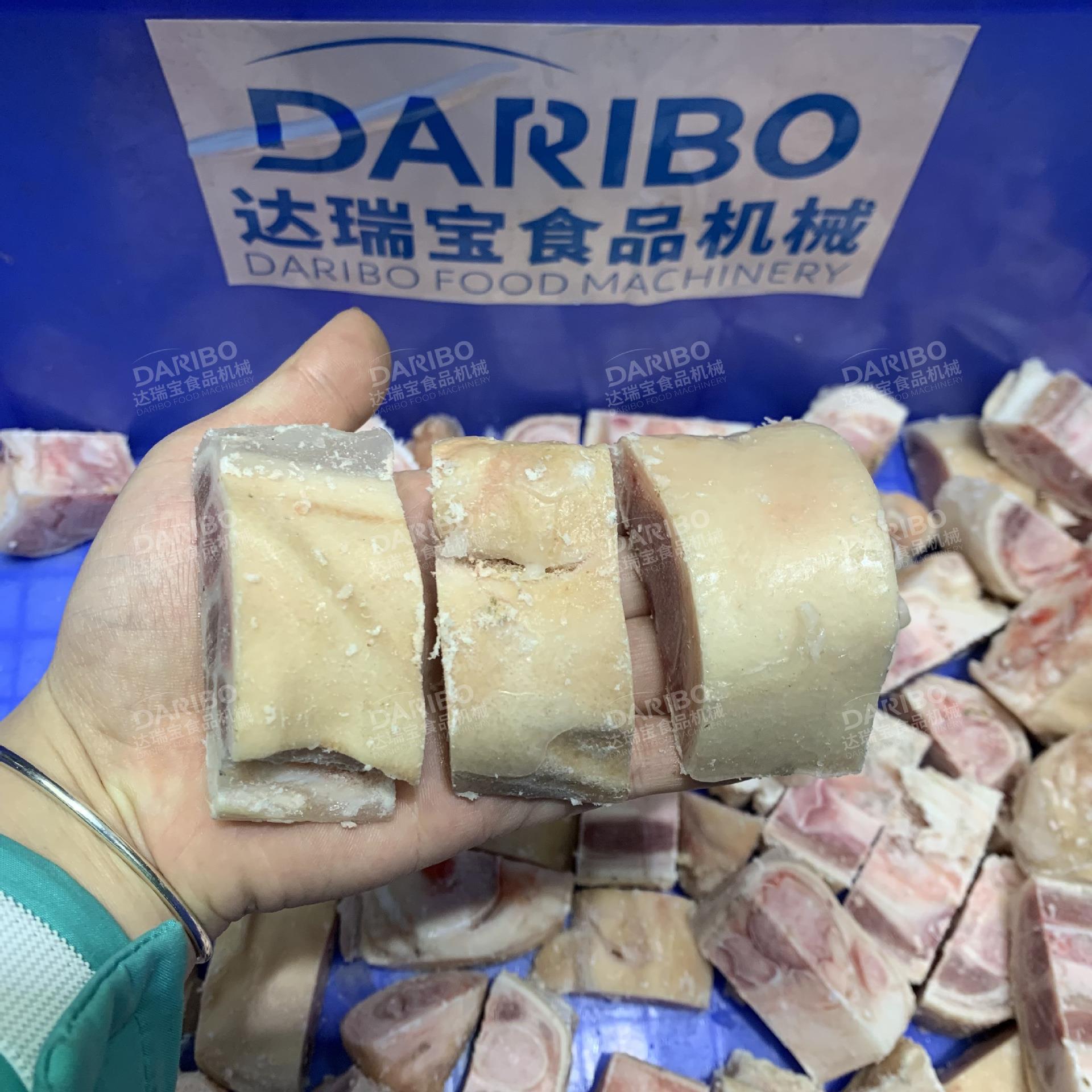 *冷冻鳕鱼板切段设备牛尾巴猪尾巴切段机多条锯切猪手脊骨剁块机