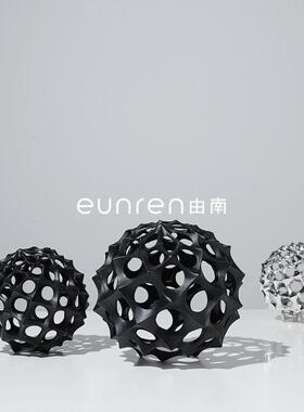 现代简约北欧金属镂空圆球摆件样板间办公室轻奢软装饰品搭配摆设