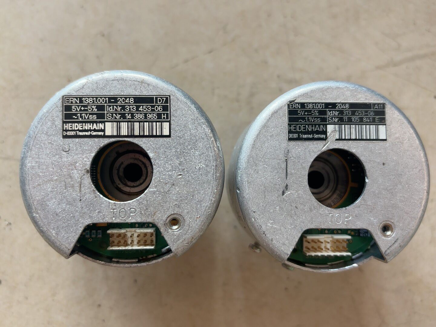 海德汉编码器ERN1381.001-2048.图片上是实物图