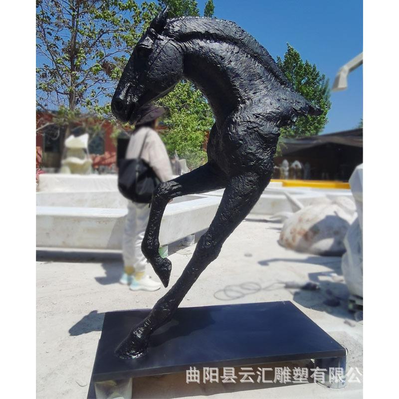 现货玻璃钢创意半身马穿墙马雕塑室内酒店大堂景观动物装饰品摆件