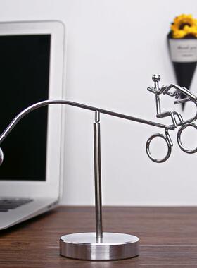 动态平衡人牛顿摆球桌面左右摇摆物理摇动旋转摆件摆动混沌摆解压