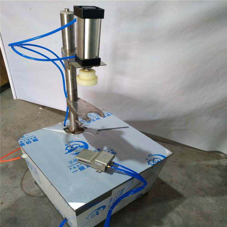 菏泽油壶纯气动打盖机沃发牌调味品压盖机香油色拉油桶封口机