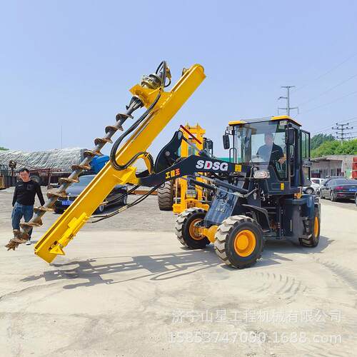 装载机款螺旋打桩机戈壁滩光伏桩引孔设备地基加固铲车改装钻孔机