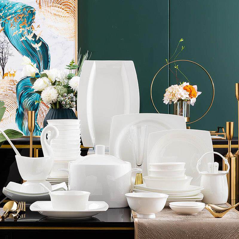 陶瓷骨瓷中国菜家庭套简单易懂的豪华纯白餐具，碗和筷子简单的餐