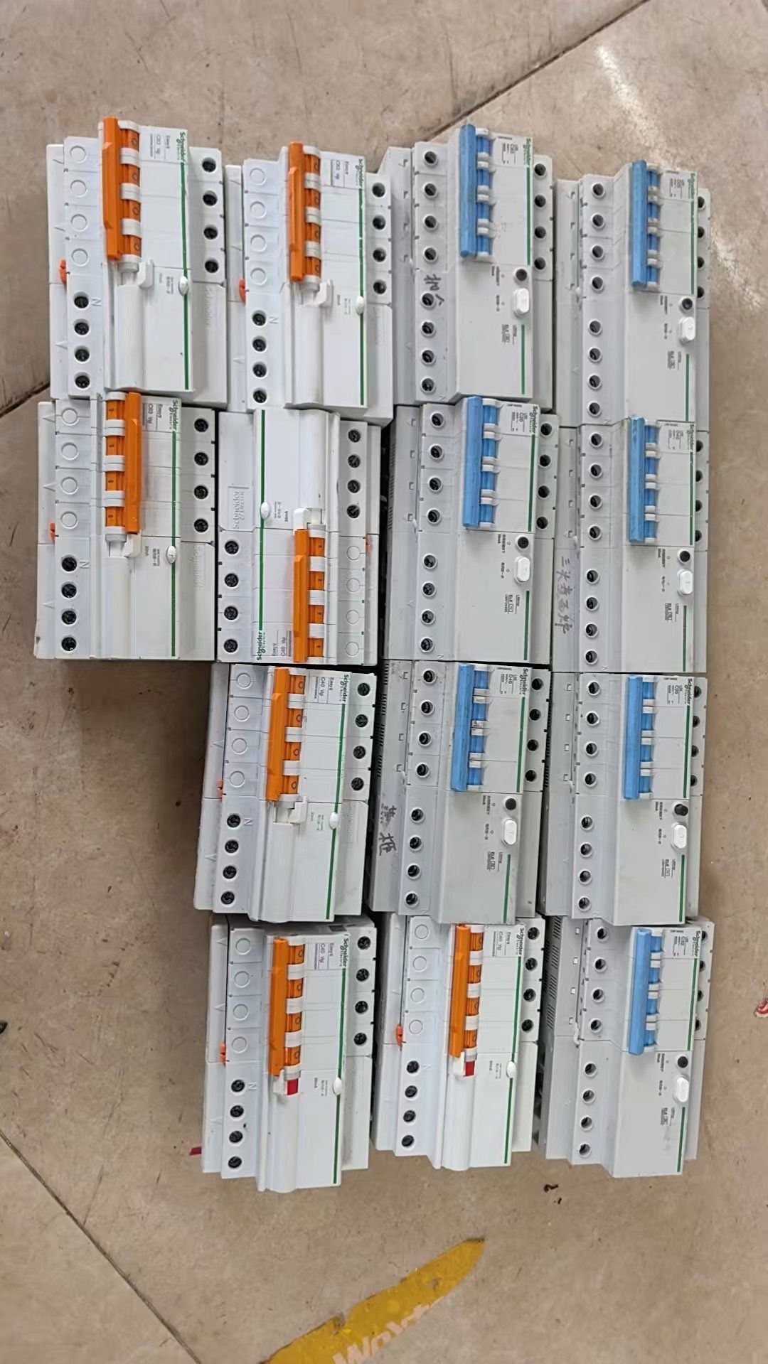 施耐德4P漏电开关，一个50元。