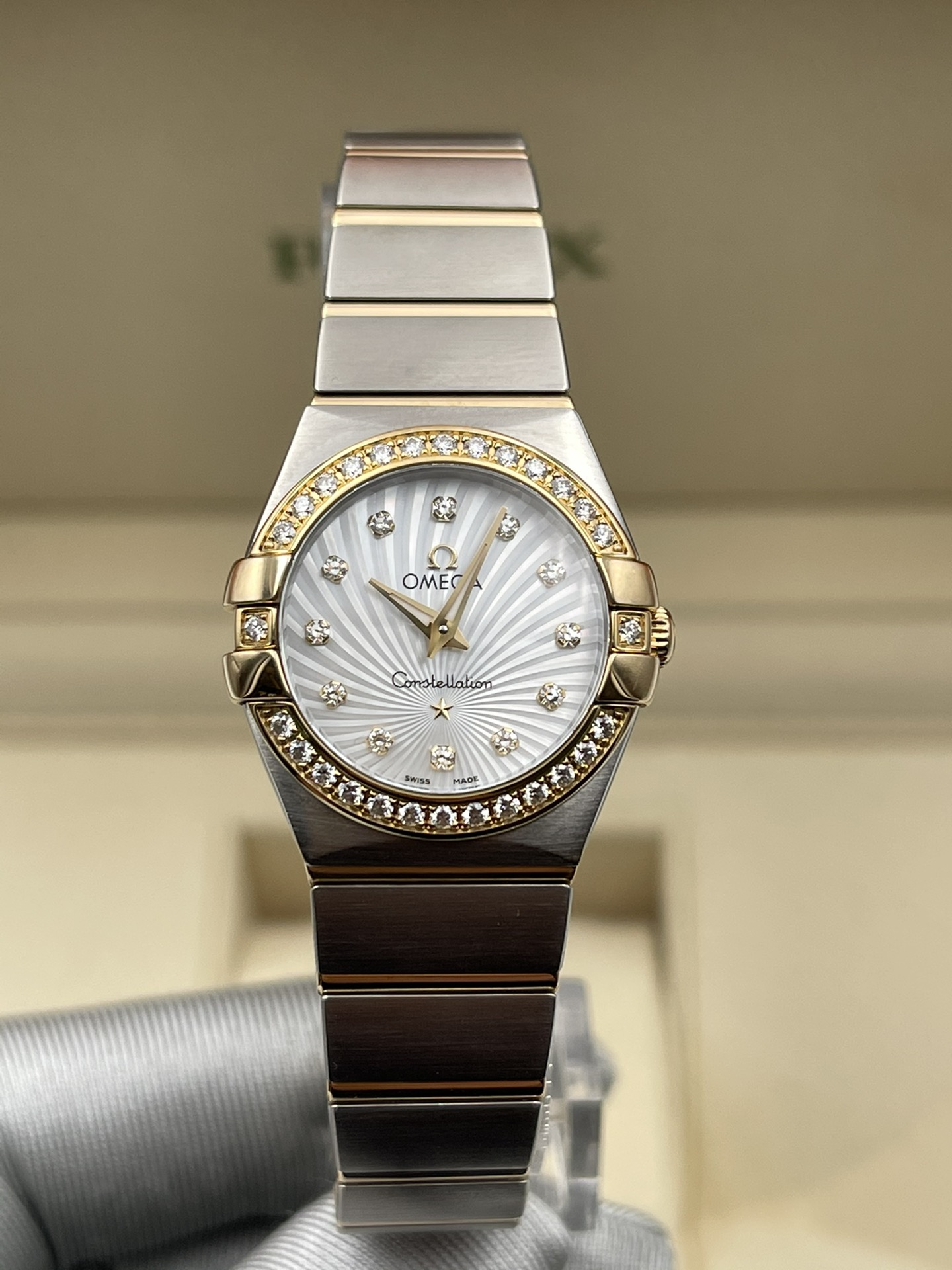 [9.8新]欧米茄星座女表18K黄金镶钻石英手表123.25.24.60.55.004