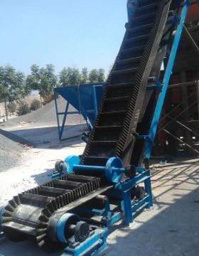 生产自动上料输送机供应大倾角皮带输送机刮板输送机倾斜式皮带机