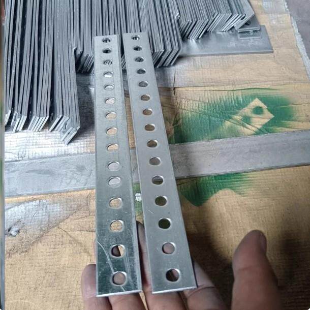 镀锌扁铁钢板冲孔铁支架连接板万能直条铁条带孔铁条万能扁铁条