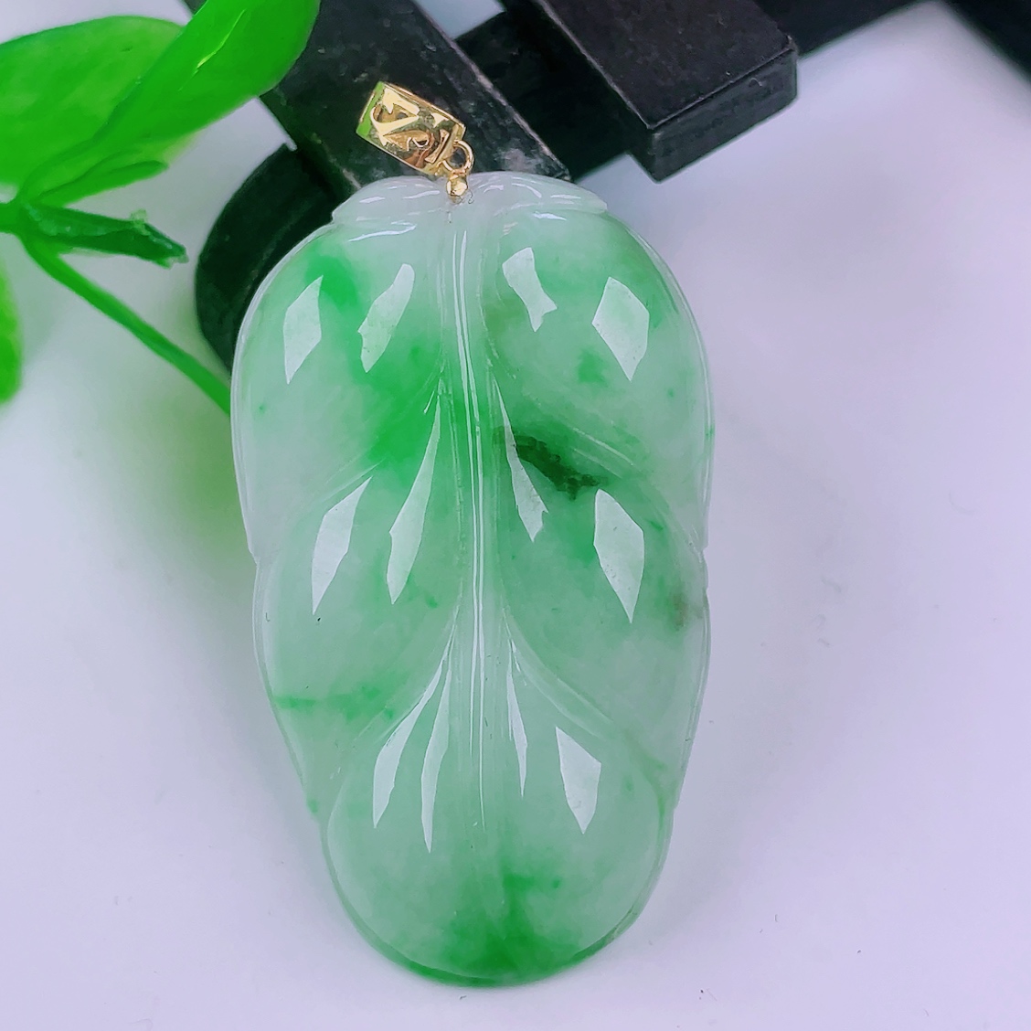 缅甸天然真品翡翠18k金扣头冰种阳绿飘花闪拍金枝玉叶玉吊坠8.28g