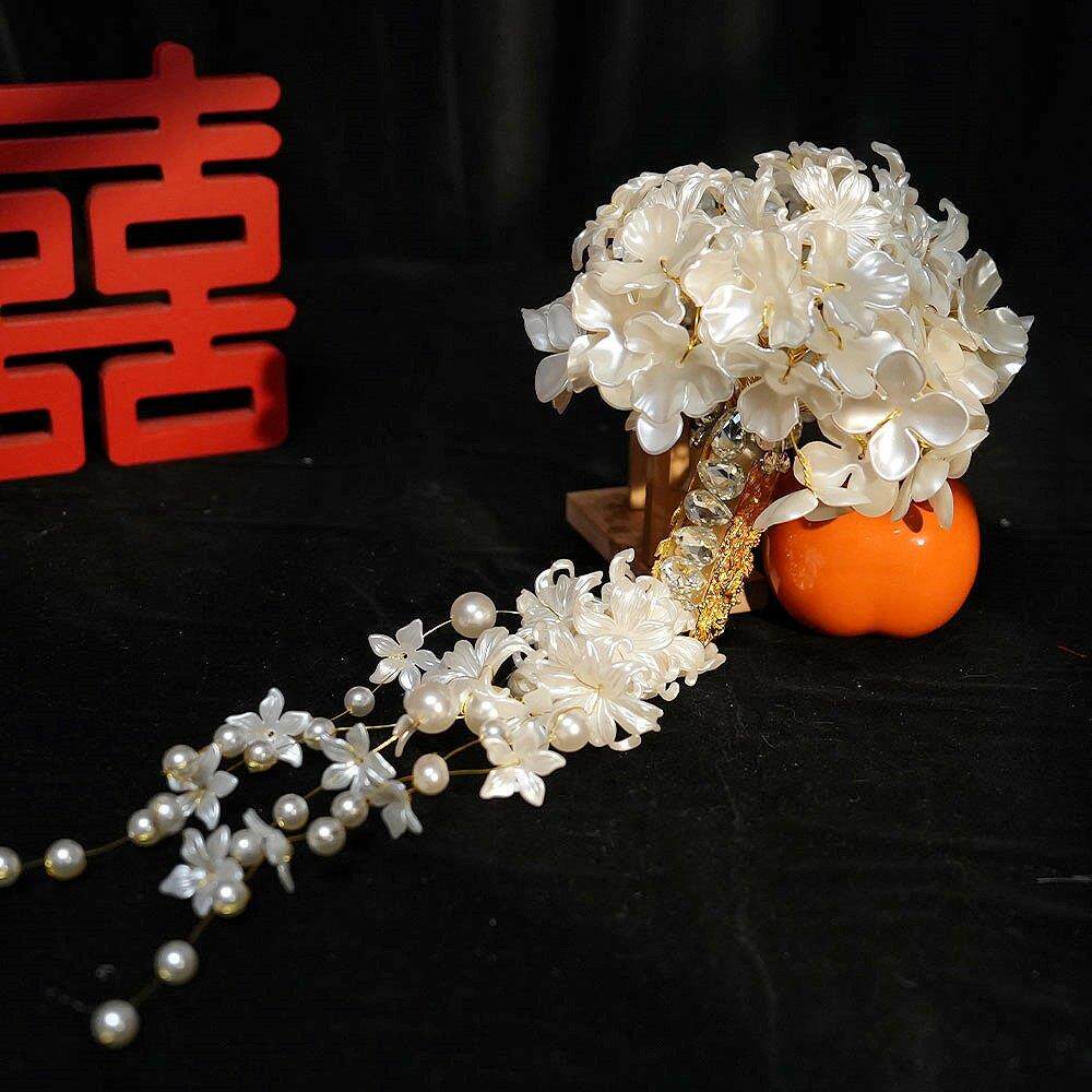 珍珠玉兰花新娘手捧花 团扇中式婚礼高级权杖银色水晶流苏捧花