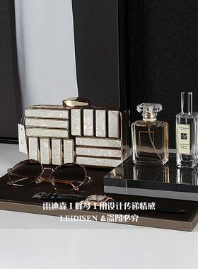 样板房衣帽间主卧衣柜化妆台女士太阳镜手表手套摆件装饰托 托盘