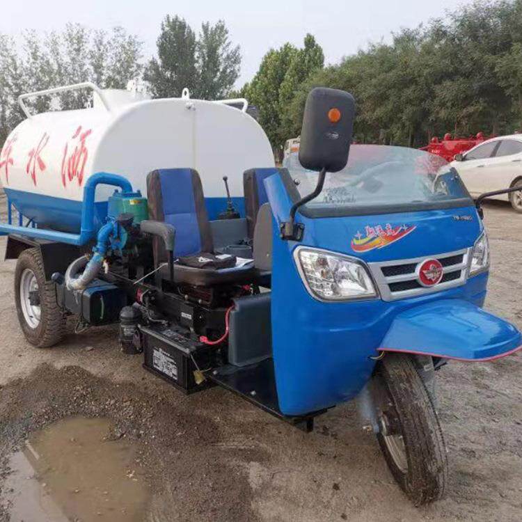 乡间小路冲洗泥土洒水车雾炮洒水侧喷3吨洒水车2.5吨柴油洒水车