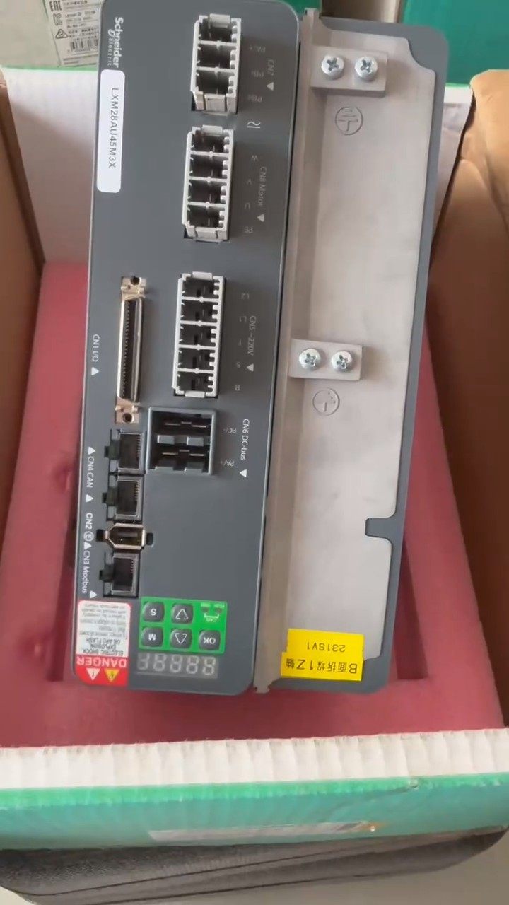 施耐德驱动器LXM28AU45M3X  4.5KW   全新