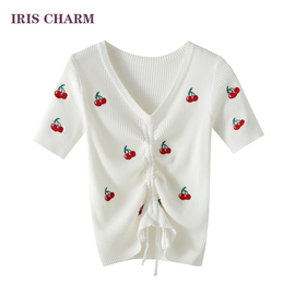 鸢尾花·IRIS/可爱减龄遮肉显瘦针织抽褶短袖款甜美樱桃刺绣上衣