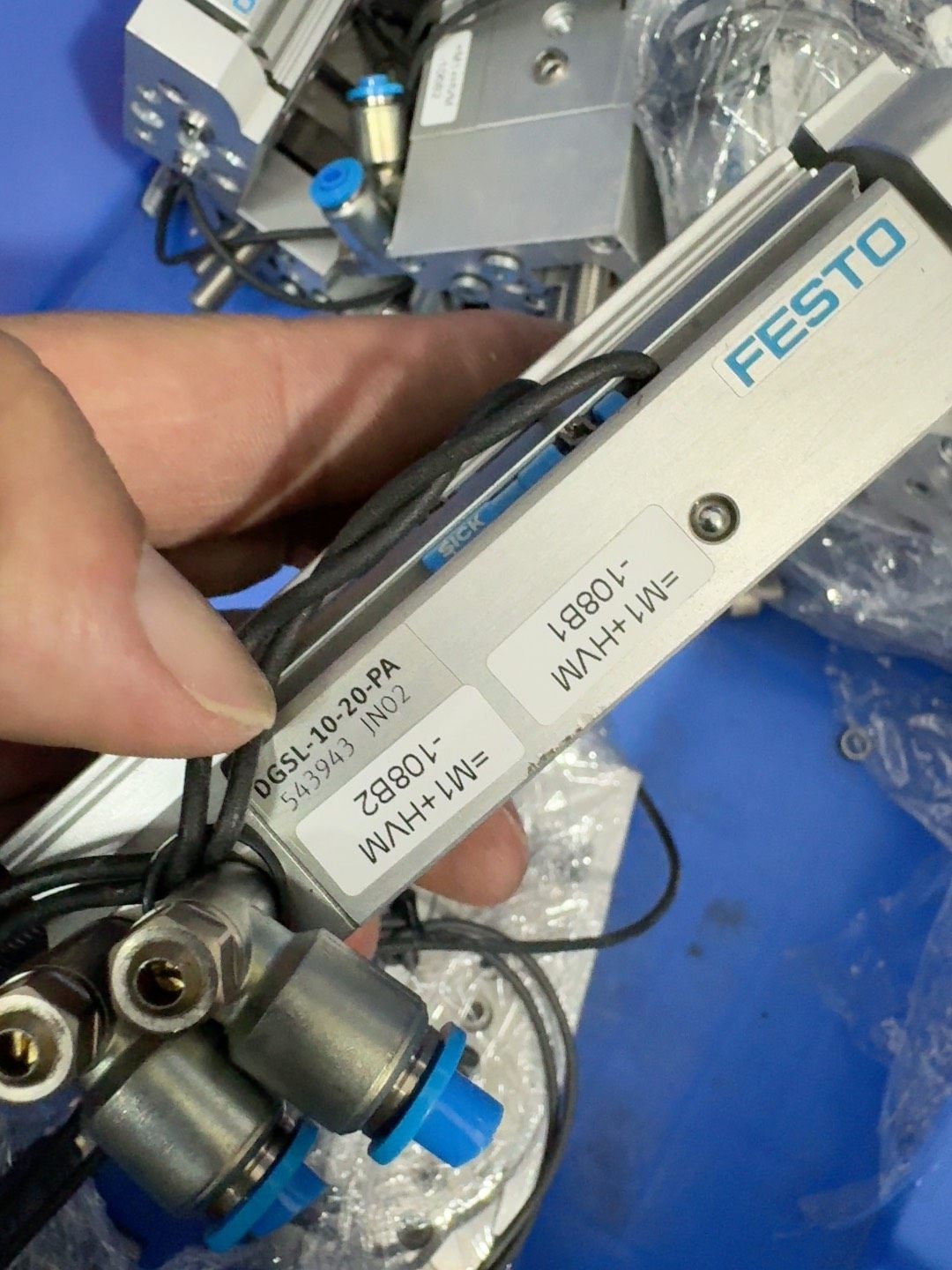 费斯托滑台气缸DGSL-10-20-PA实物拍摄。成色如图