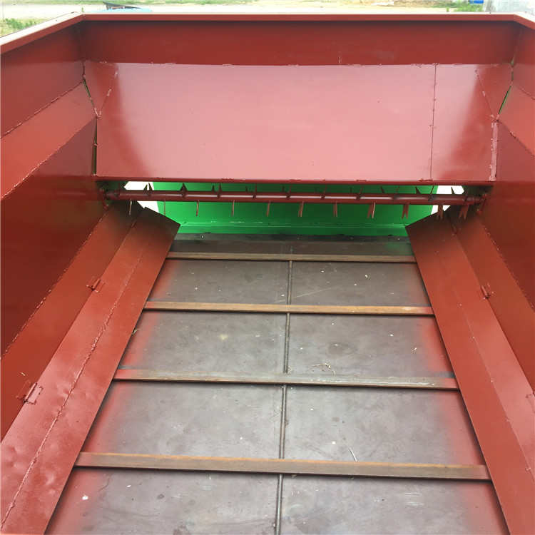 3方电动搅拌撒草饲喂机厂家青贮饲料撒料车养殖场电动小型喂料车