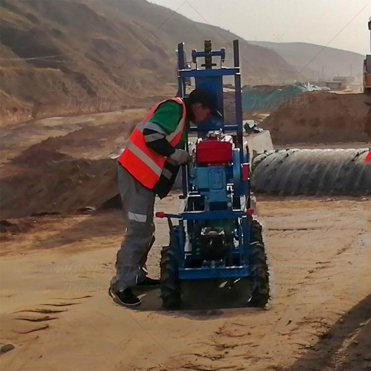 莒南地基四轮式夯JRO土机打柴油手链推地面动夯实机电夯机