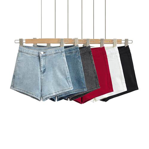 Butt hugging denim shorts for women, with a built-in ample
