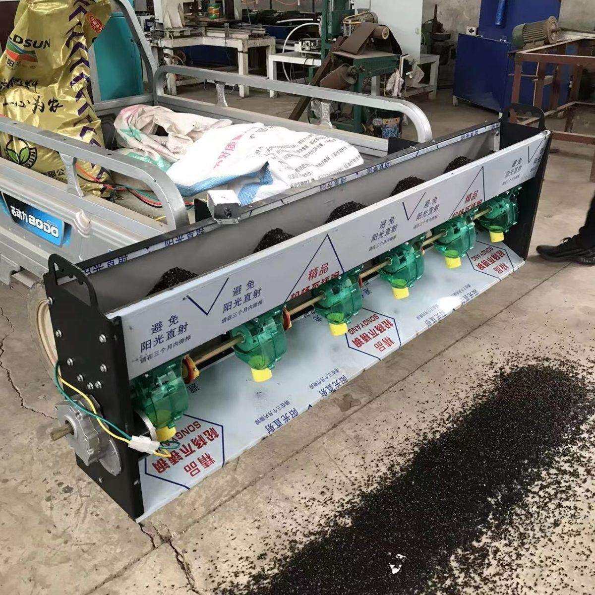 不锈钢撒肥机12v48v60v电动三轮撒肥机新款后挂式多功能撒播机